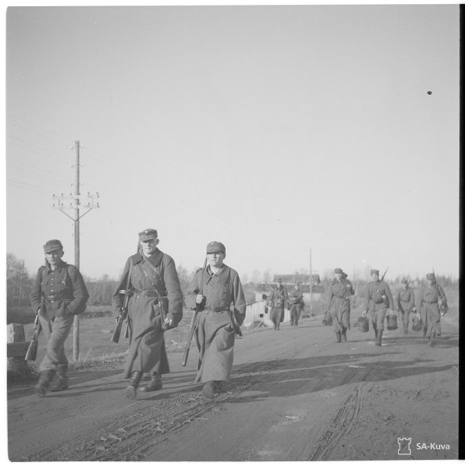 Suomalaisjoukkoja etemässä kohti Kemiä 3.10.1944. 