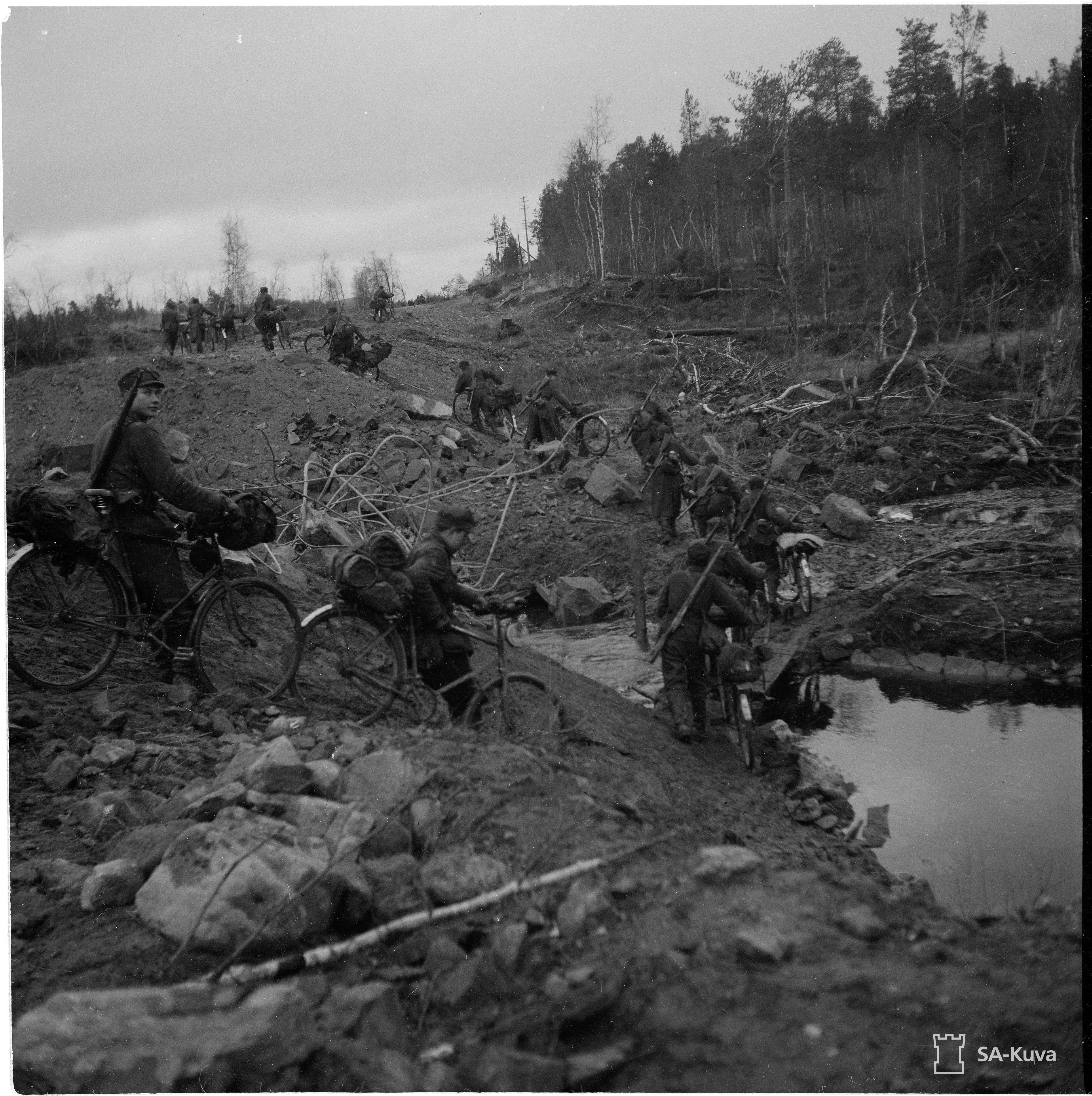 Jääkäreitä Jäämerentiellä marraskuun alussa 1944. Saksalaisten takaa-ajoa hidastivat sangen huonoon kuntoon päässeet tiet...