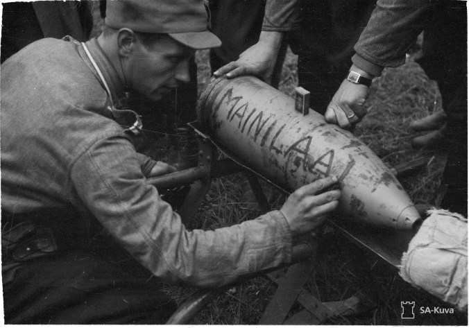 Suomalaiset lähettävät jatkosodan hyökkäysvaiheessa terveisiä Mainilaan. Kuvattu Kivennevalla. SA-Kuva. 