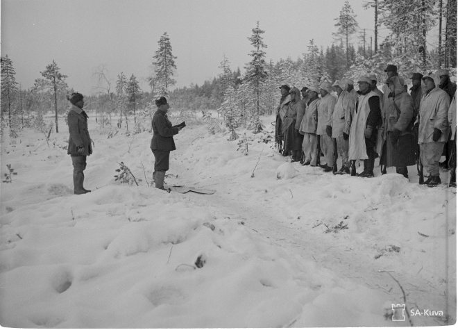 Pastori Rantamaa pitää hartautta Aarne Juutilaisen komppanialle Kollaalla. SA-Kuva.  