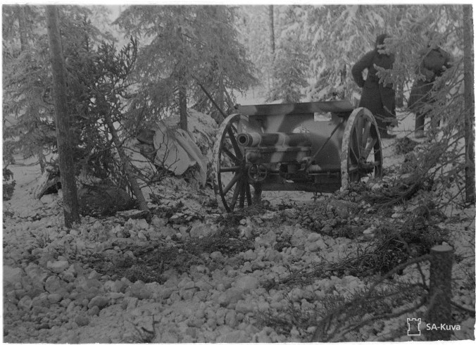 75-millinen tykki tuliasemassa Raatteen suunnalla tammikuun alussa. SA-Kuva. 