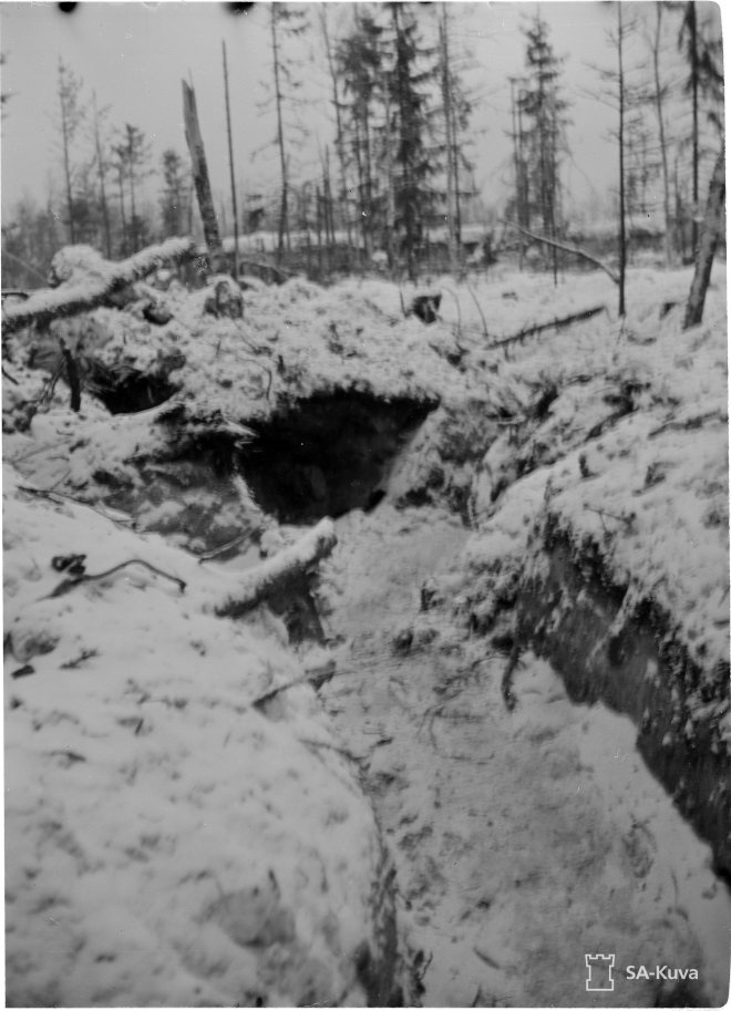 Keskityksen jälkeen korjattua yhdyshautaa. Tällaisessa maastossa suomalaiset taistelivat hyökkääjää vastaan. SA-Kuva.