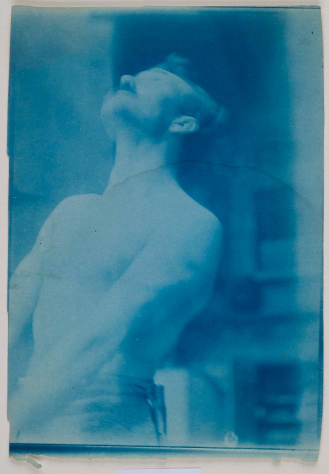 Axel Gallén poseeraa mallina Sammon ryöstö teosta varten ateljeessaan Helsingin Pirtti-ateljeessaan n. vuonna 1906. 