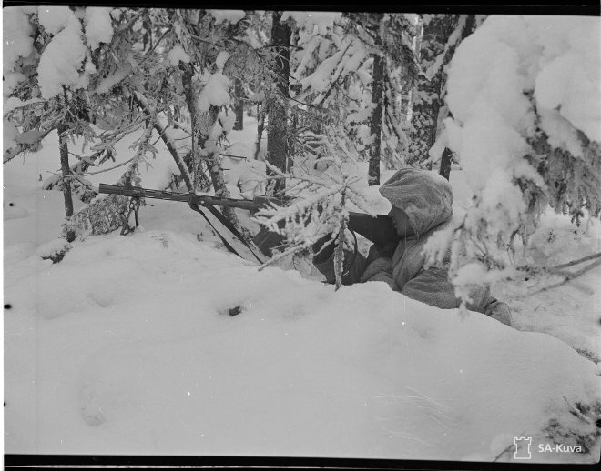 Pikakiväärimies asemissaan. SA-Kuva. 