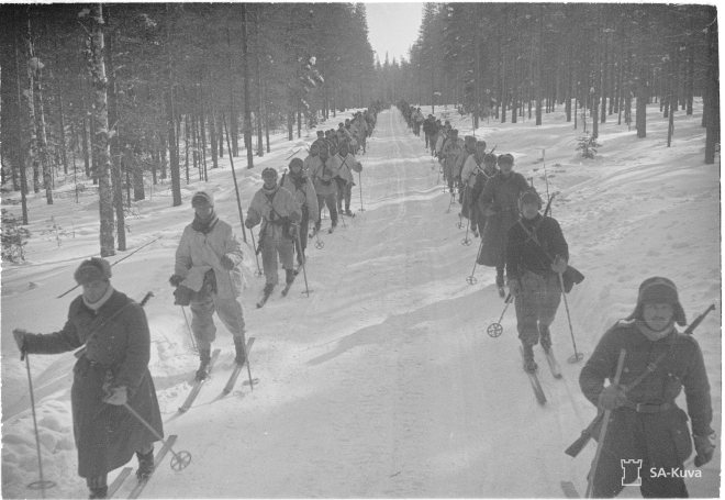 Suomalaisia vetäytymässä uuden rajan taakse Kuhmon suunnalla 16.3.1940. SA-Kuva.