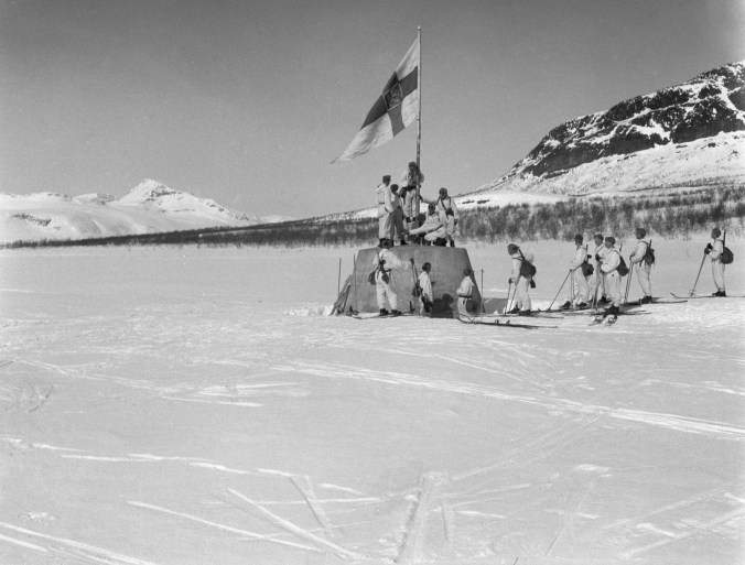 Lipunnosto kolmen valtakunnan rajapyykillä 27.4.1945. 