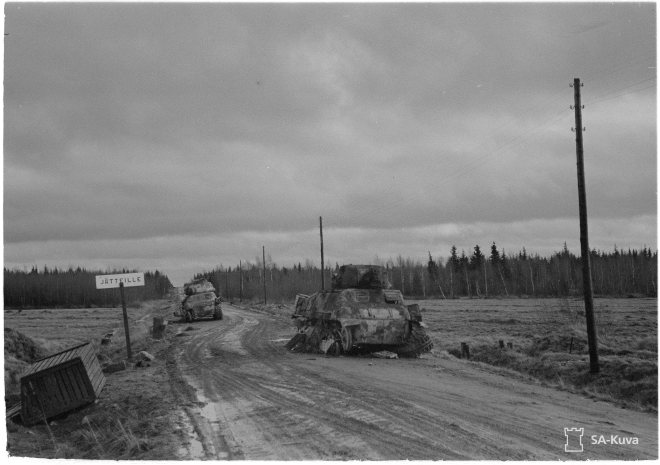 Kemin ja Tornion taisteluissa tuhottuja saksalaisia panssareita Kemi-Tornion maantiellä. SA-kuva.